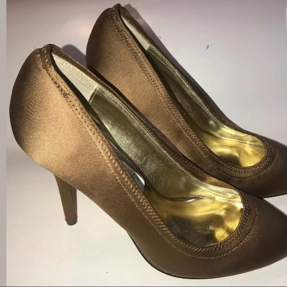 Martinez Valero Women’s kitten heels size 7.5gold